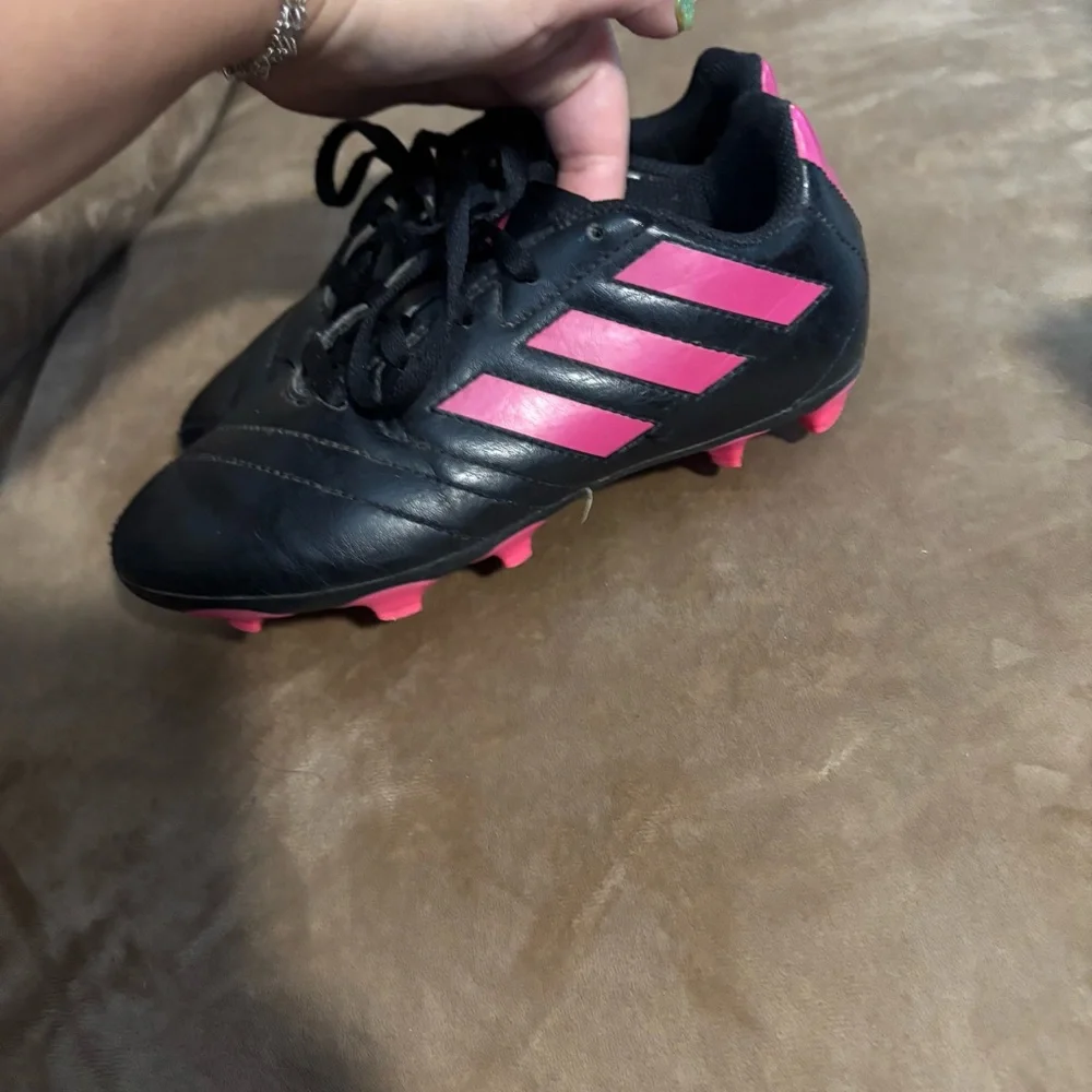 Adidas kid’s soccer Black Shoes with‎ Pink Highlights size 1